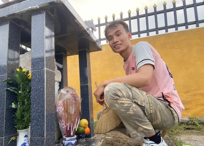 voh-nguoi-giu-den-nghia-trang-cong-viec-nghe-lanh-gay-nhung-lai-am-ap-den-la