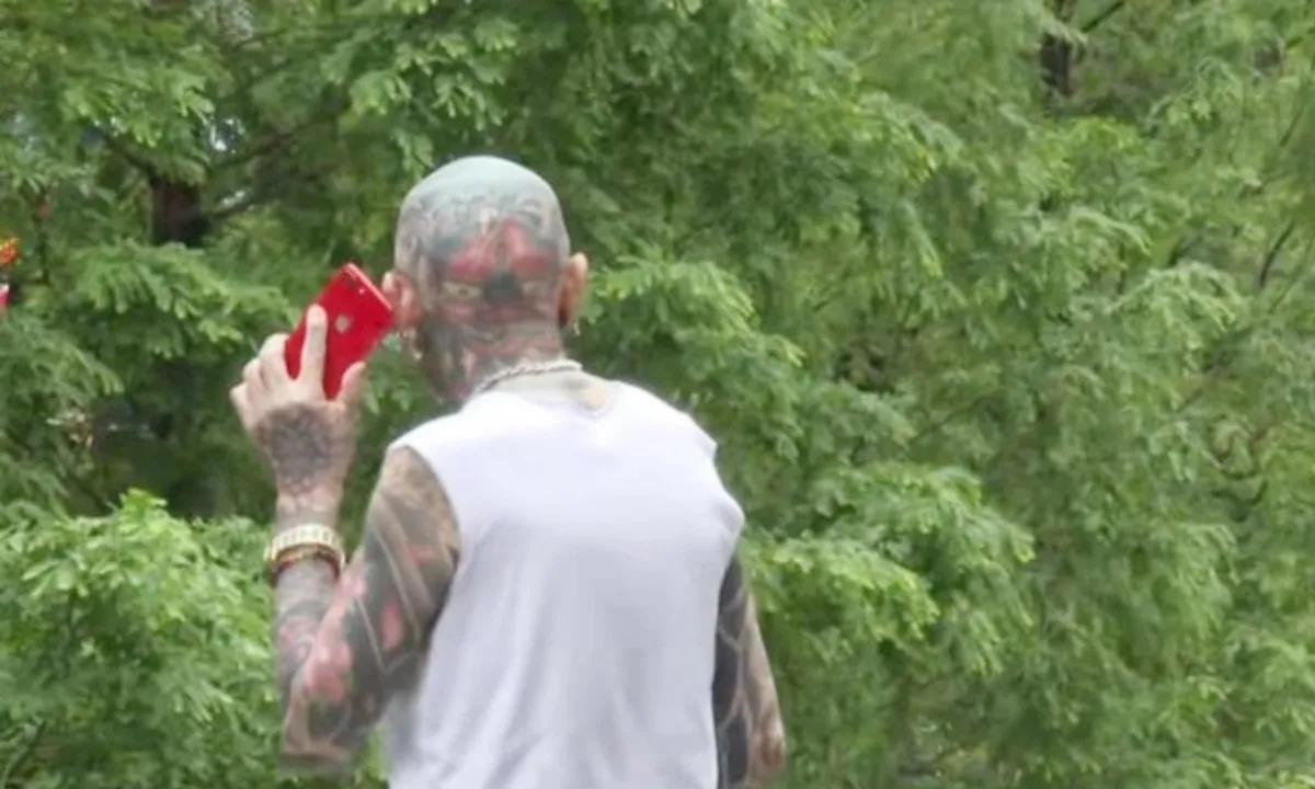 Xăm kín mặt suốt 10 năm, người đàn ông 68 tuổi hối hận