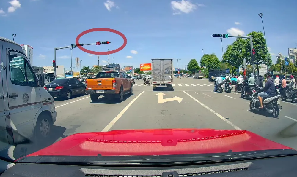 Video clip: Tài xế xe tải vượt đèn đỏ trên đường Phạm Văn Đồng, suýt gây tai nạn