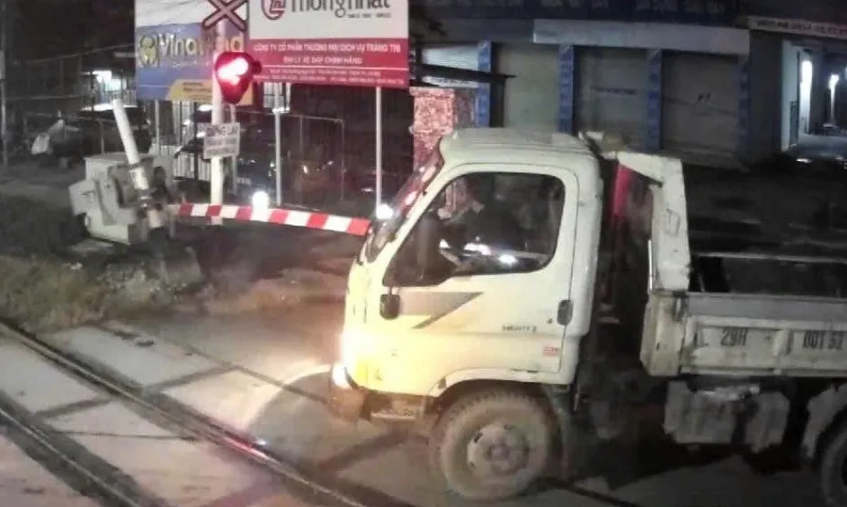 Xử lý nghiêm tài xế xe tải vượt đường ngang, gây hư hỏng barie đường sắt ở Hà Nội