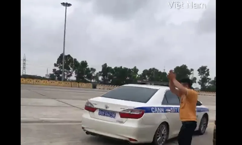 Dùng xe đặc chủng CSGT đưa bé gái co giật đi cấp cứu