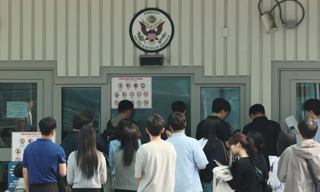 Hàn Quốc: Nở rộ dịch vụ làm sạch hồ sơ mạng xã hội vì áp lực visa du học Mỹ