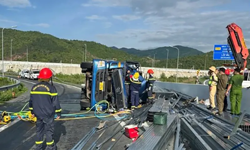 Hiện trường vụ lật xe tải làm tài xế và phụ xế tử vong tại chỗ