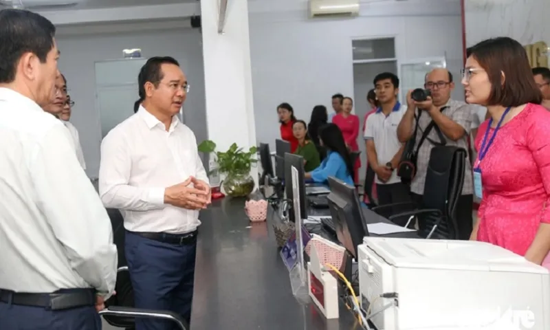 Chủ tịch UBND TPHCM Nguyễn Văn Được khảo sát ngày đầu vận hành phường Dĩ An mới