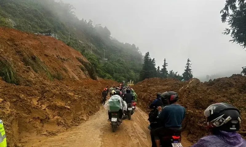 Sạt lở đất chia cắt Quốc lộ 4D tại Lào Cai