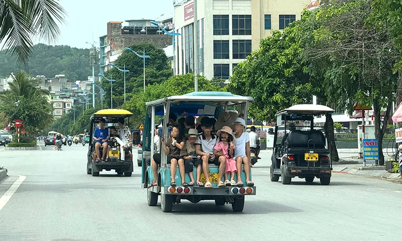 Vì sao sau 1/7, ô tô điện 4 bánh chở du khách ở Sầm Sơn vẫn được chạy?