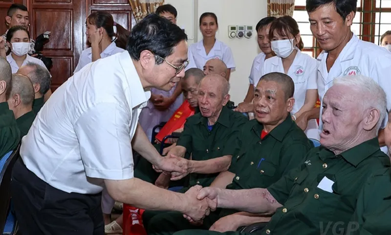 Thủ tướng Chính phủ Phạm Minh Chính thăm, tặng quà tại Trung tâm Điều dưỡng thương binh Kim Bảng, Hà Nam - Ảnh VGP