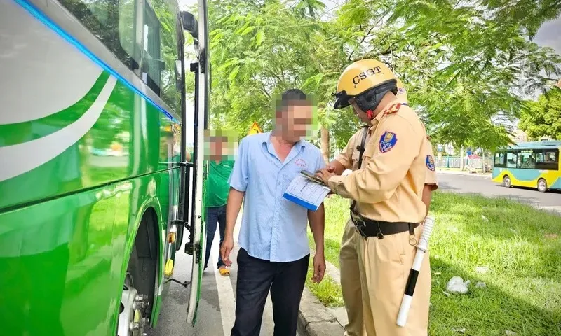 TPHCM: Tăng cường kiểm tra xe khách phát hiện 1 trường hợp không sử dụng thẻ nhận dạng lái xe