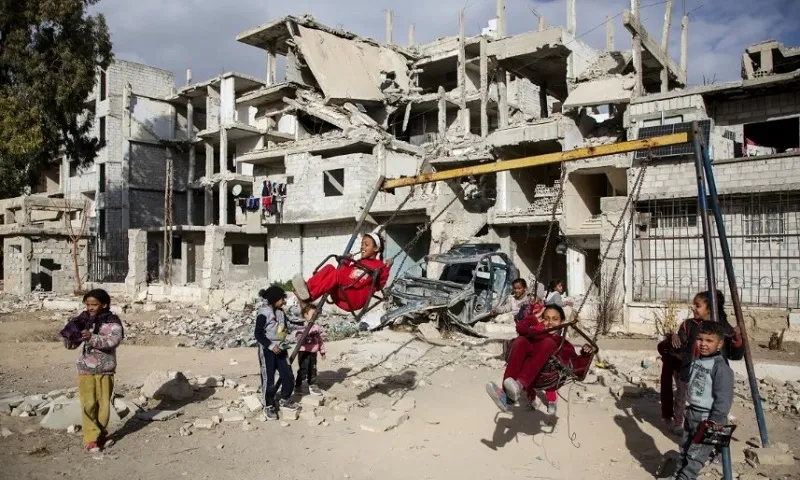 Trẻ em Syria chơi đùa tại khu vực gần trại tị nạn Yarmouk ở thủ đô Damascus - Ảnh Al Jazeera
