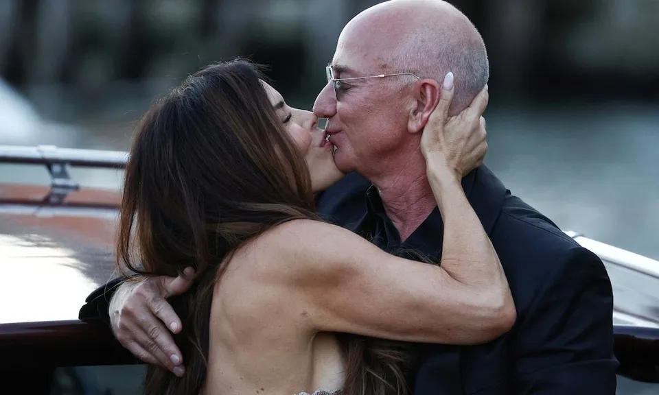 Vì sao Jeff Bezos bỏ túi hơn 5 tỉ USD đúng ngày cưới?