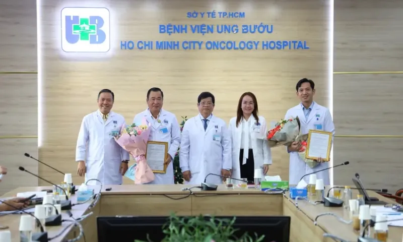 Khen thưởng 2 bác sĩ cứu bé gái co giật trên chuyến bay