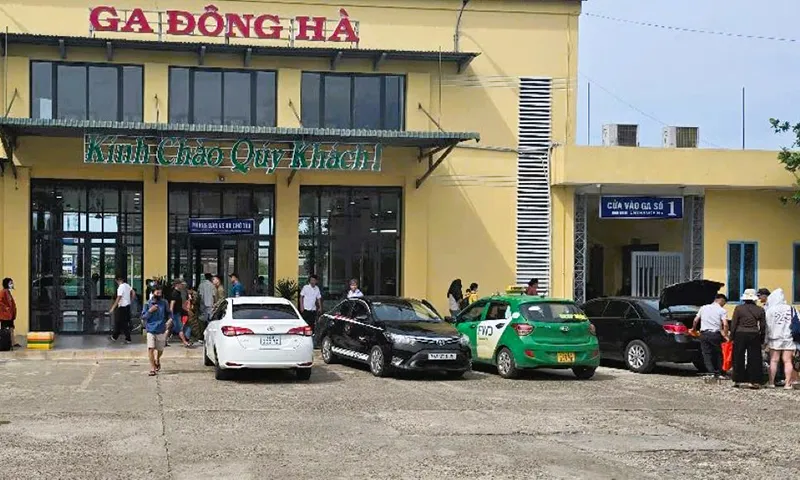 Đoàn tàu tuyến Đông Hà - Đồng Hới chở người đi làm việc sau sáp nhập phải tạm hoãn