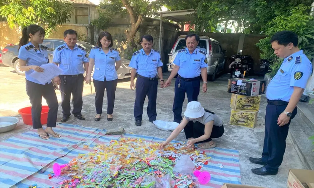 Tiêu hủy hơn 1.200 thực phẩm, mỹ phẩm không rõ nguồn gốc