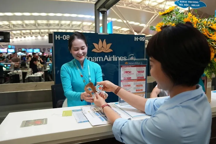 5-hanh-khach-chuyen-bay-khai-truong-ha-noi-milan-lam-thu-tuc-tai-quay-checkin-1751379047276138116272