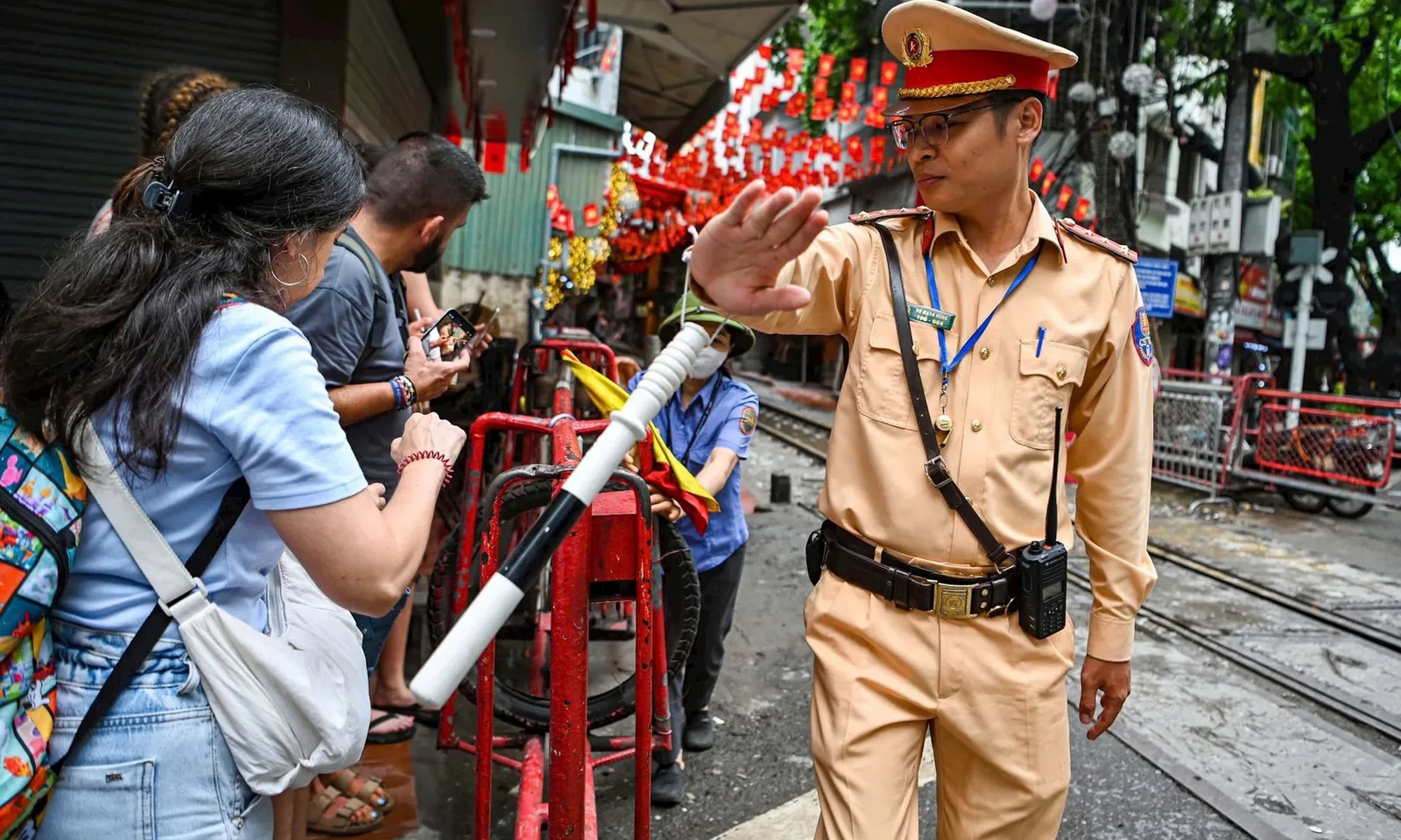 Hà Nội: Tăng cường kiểm tra, nhắc nhở du khách tại “phố cà phê đường tàu” để đảm bảo an toàn