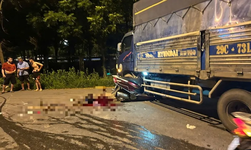 Va chạm giao thông, xe máy dính chặt vào hông xe tải