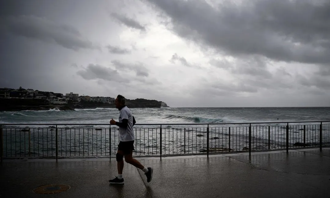 “Bom mưa” tấn công bang đông dân nhất Australia, hàng loạt chuyến bay bị hủy