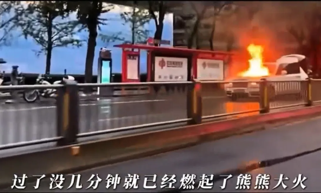 Video clip: Siêu xe Rolls-Royce Cullinan bốc cháy trên đường phố Trung Quốc