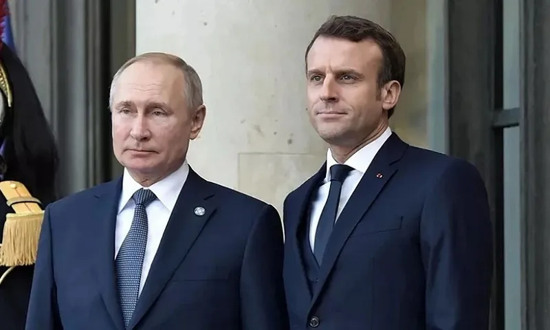 Tổng thống Nga Vladimir Putin và Tổng thống Pháp Emmanuel Macron - Ảnh RIA Novosti
