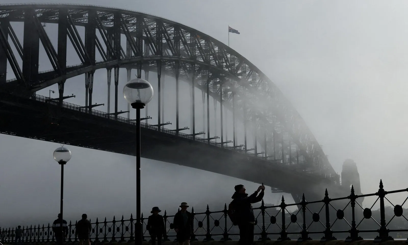 “Bão bom” gây mất điện diện rộng và gián đoạn giao thông tại Sydney