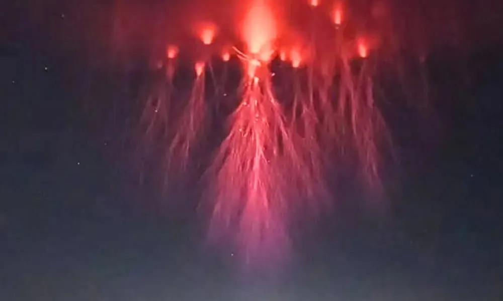 Hiện tượng “yêu tinh đỏ” kỳ ảo xuất hiện trên bầu trời Trung Quốc