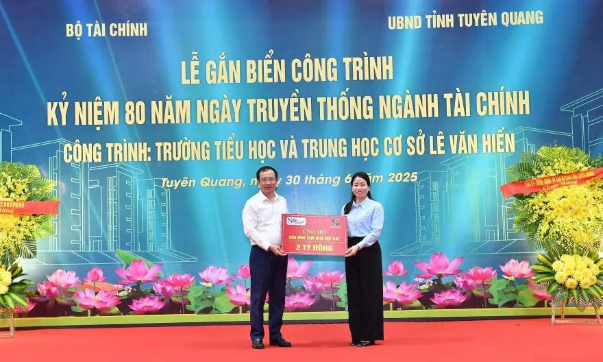 Agribank ủng hộ 2 tỷ đồng xóa nhà tạm, nhà dột nát trên địa bàn tỉnh Tuyên Quang