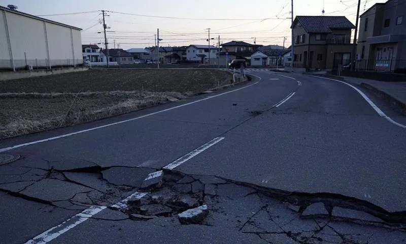 Con đường bị hư hại sau một trận động đất tại tỉnh Fukushima. Ảnh Reuters