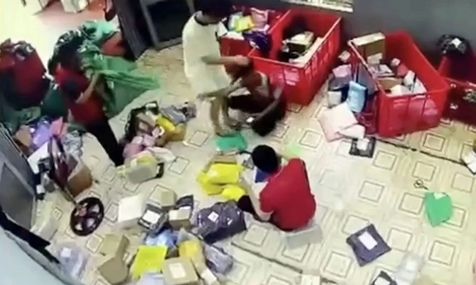 Hải Phòng: Nam shipper bị hành hung dã man ngay tại kho hàng