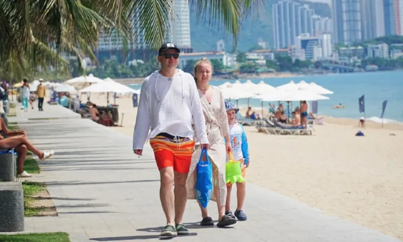 Du khách dạo chơi ở biển Nha Trang - Ảnh T
