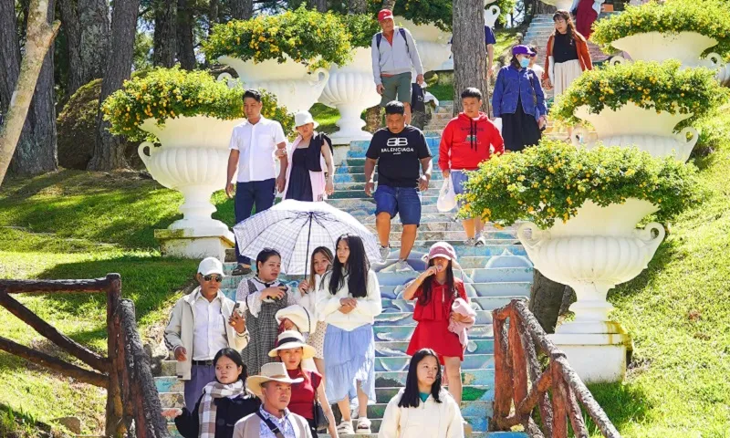 Du khách tản bộ ở Đà Lạt