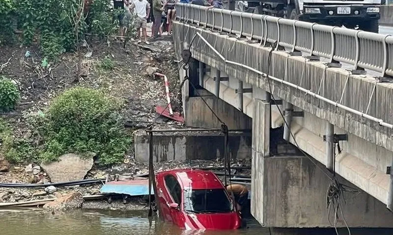 Ô tô 4 chỗ lao khỏi cầu Thanh Ba, 4 người thoát nạn