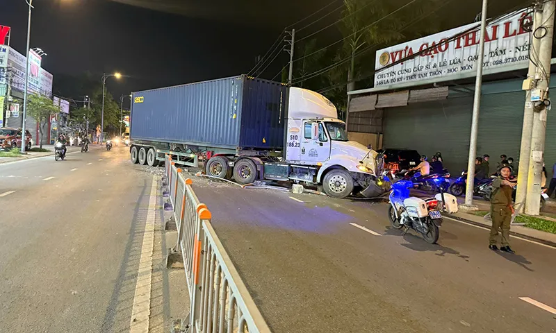 Xe container đụng banh dải phân cách rồi nằm chắn ngang đường