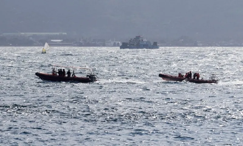 Indonesia: Chiến dịch cứu hộ chìm phà tạm dừng, 30 người vẫn mất tích giữa sóng dữ 