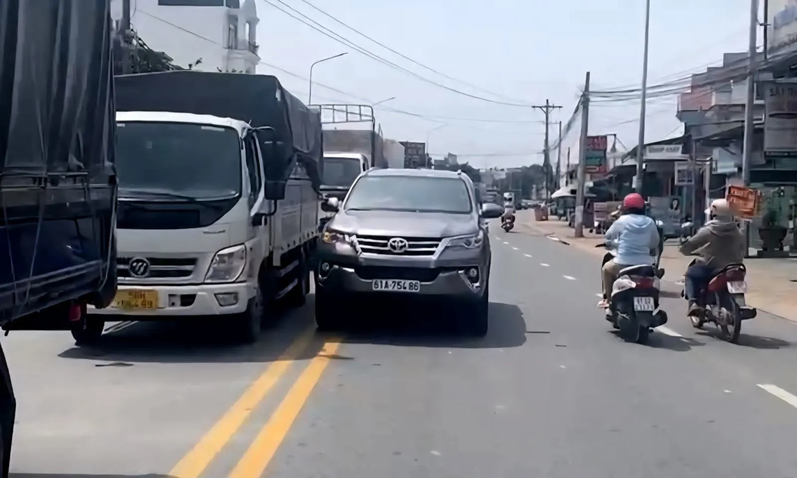 TPHCM: Xử phạt tài xế ô tô chạy ngược chiều và dọa đánh người đi đường