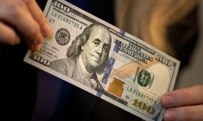 Fed cân nhắc hạ lãi suất, đồng USD rớt giá