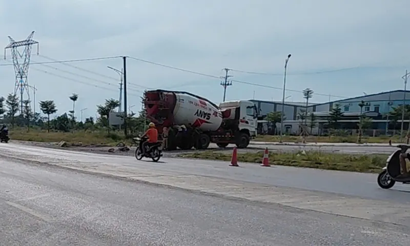 Xe bồn đụng xe đạp trên QL8, người phụ nữ tử vong thương tâm