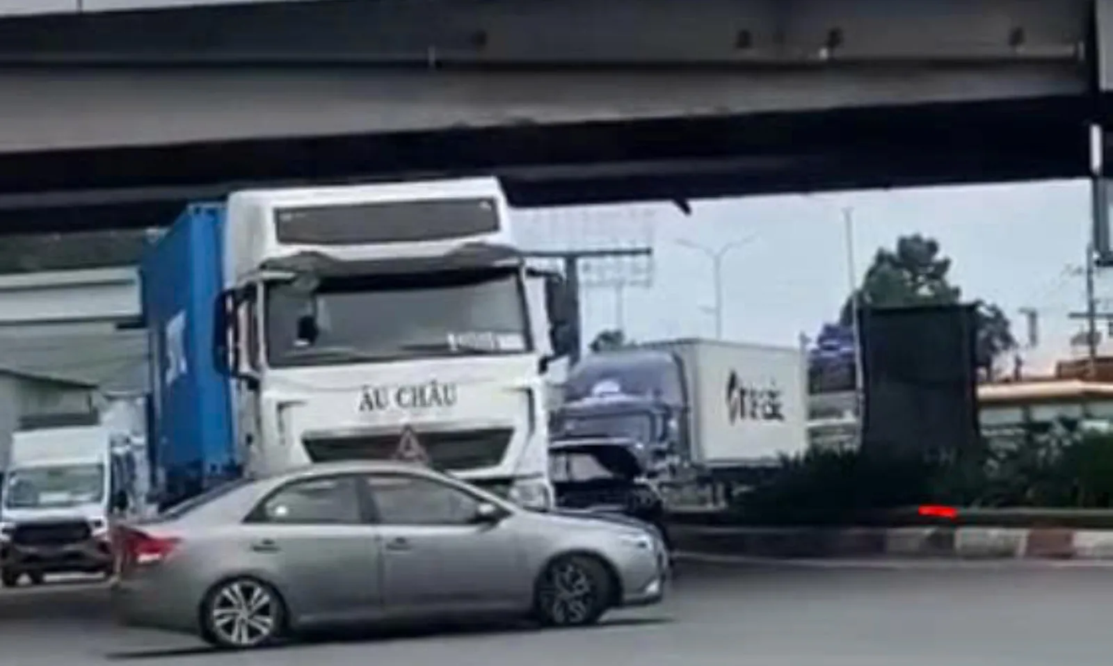 Ô tô con bị xe container đẩy trượt dài gần 100m trên Quốc lộ 51