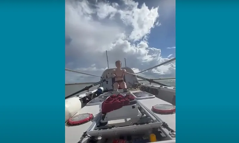 Một phụ nữ 21 tuổi chèo thuyền qua Đại Tây Dương, lập 3 kỷ lục thế giới