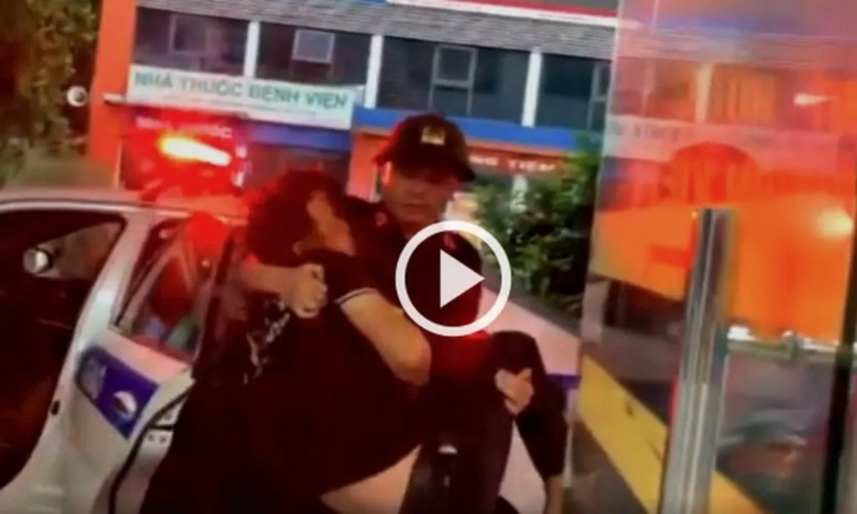 Hà Nội: Tài xế đột quỵ trên cao tốc được CSGT đưa đi cấp cứu kịp thời