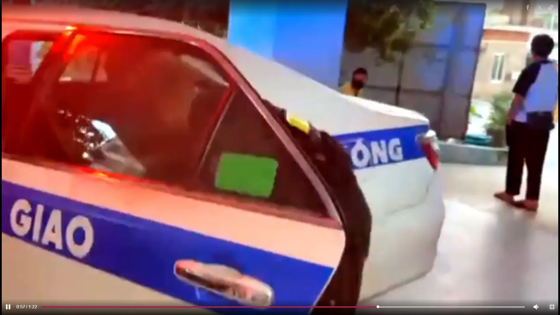 Cảnh sát giao thông đưa tài xế bị đột quỵ đến bệnh viện trong thời gian vàng