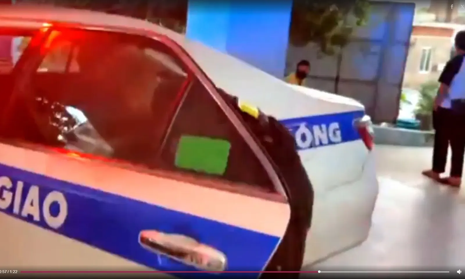 Cảnh sát giao thông đưa tài xế bị đột quỵ đến bệnh viện trong thời gian vàng