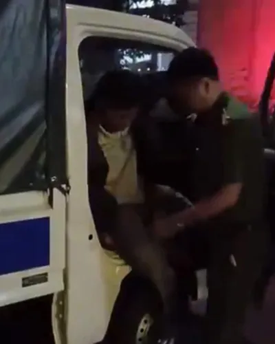 Công an xã dùng xe chuyên ngành đưa người bệnh đi cấp cứu