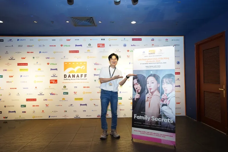family-secrets-bom-tan-du-doan-oanh-tac-phong-ve-viet-co-gi-hotdao dien Lee Sang Hoon