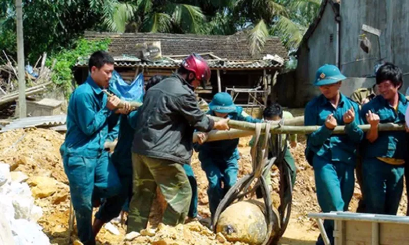 Lực lượng công binh đưa qua bom đi tiêu hủy - Ảnh Báo Nghệ An