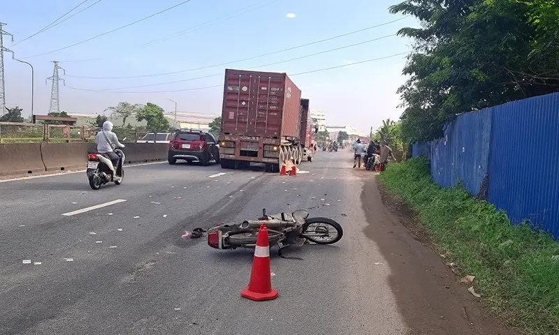 Xe máy va chạm người đi bộ và xe đầu kéo làm người đi xe máy tử vong tại chỗ