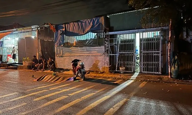 Đang đêm, lao xe máy vào nhà dân 1 người chết, 1 người bị thương nặng