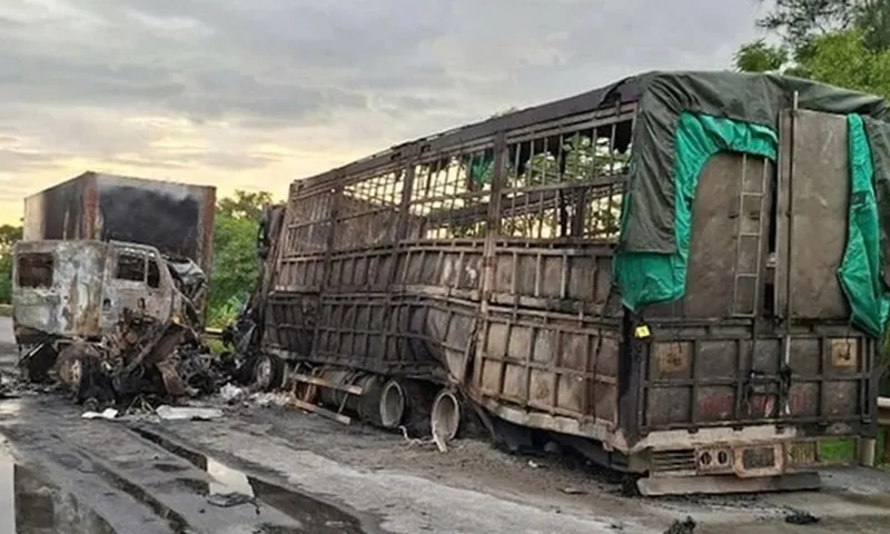 Xe tải đụng xe container rồi bốc cháy như trong phim, 2 tài xế thương vong