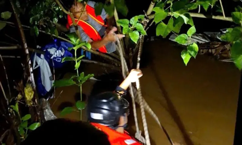 Mưa lớn nhiều đường phố ở Đà Nẵng ngập sâu