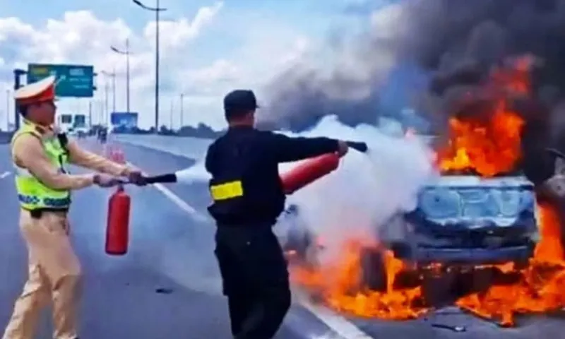 Ô tô 5 chỗ cháy rụi trên cao tốc TPHCM – Trung Lương, giao thông ùn tắc hàng dài