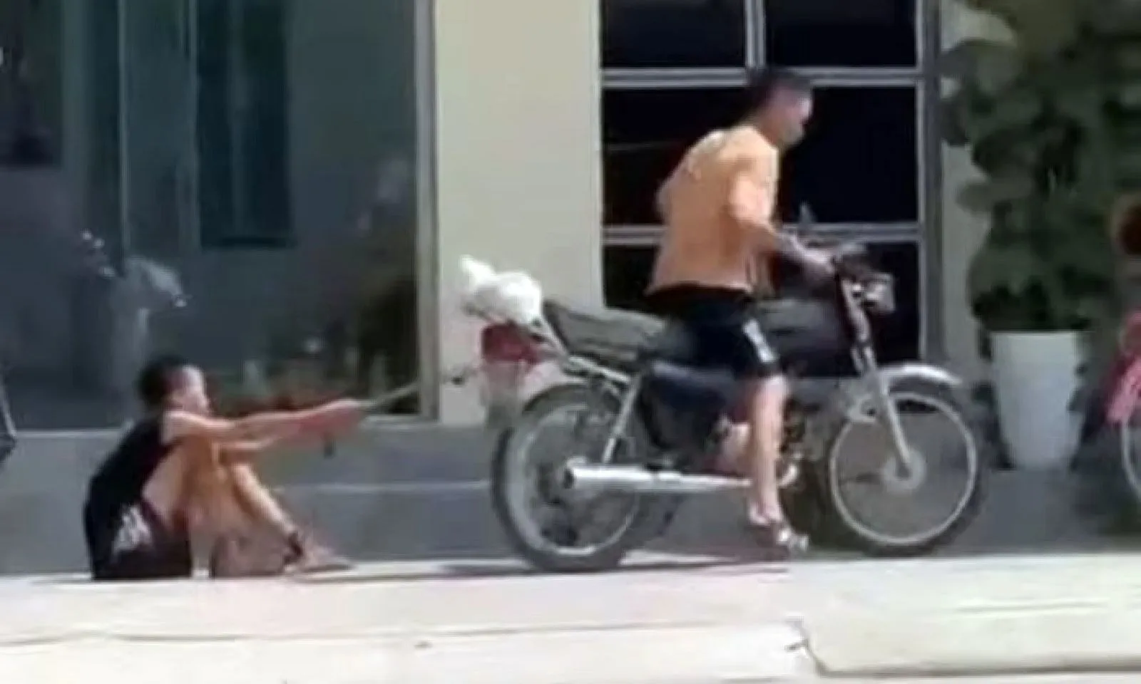 Công an vào cuộc vụ bé trai bị bố xích chân kéo lê trên đường phố Hải Phòng